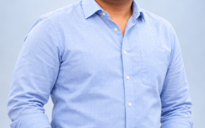Friendly founder portrait in light blue shirt - PT. Efba Digital Mulia Efba – Konsultasi Bisnis, Jasa Maklon, Buat Website & Iklan